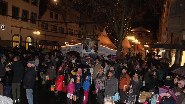 Viele Besucher kamen zur Er&ouml;ffnung des Lichterglanzes auf den Bad Kissinger Marktplatz.  Fotos: Werner Vogel