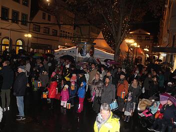 Viele Besucher kamen zur Eröffnung des Lichterglanzes auf den Bad Kissinger Marktplatz.  Fotos: Werner Vogel