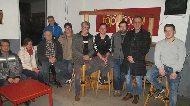 Erfreuliche Harmonie im Jugendraum, wo sich der Gemeinderat auf Einladung der Vorsitzenden Luca Raab (Mitte) und Lukas Simon (rechts) zu einer Besichtigung und Kontaktaufnahme traf.  Foto: Winfried Ehling