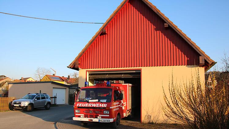 Wenn der Gauaschacher Kommandant Alexander Marx aus dem alten Feuerwehrhaus fährt, geht es ganz schön eng zu. Für ein dringend benötigtes neues Fahrzeug ist hier kein Platz. Den einsturzgefährdeten Giebel hat die Feuerwehr selbst provisorisch stabilisiert und verkleidet. Foto: Ralf Ruppert