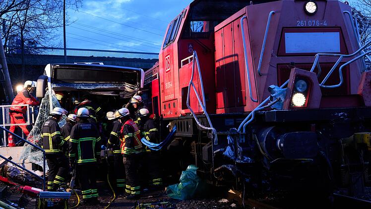 Zug kollidiert mit Bus in Hamburg