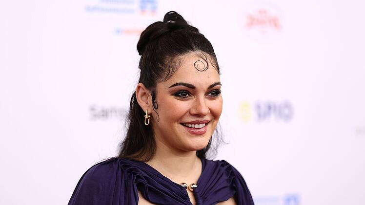 Die deutsche Schauspielerin Nilam Farroq hat auf Instagram ihre Schwangerschaft bekannt gegeben.