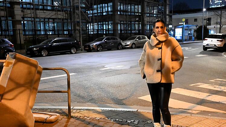 Ilona f&uuml;hrt in der Doku an die Kreuzung in Frankfurt am Main, an der ihr damaliger Partner mit einem Messer auf ihren Bekannten und sie selbst losging. Ihr Bekannter starb, sie selbst &uuml;berlebte lebensgef&auml;hrlich verletzt.