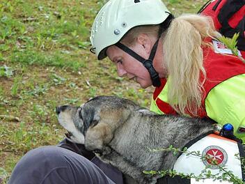 Rettungshündin Sammy und Hundeführerin Dietlinde Jörg haben die "verletzte" Sandra Mentzel gefunden. Die Übung fand in Nüdlingen statt. Fotos: Sigismund von Dobschütz