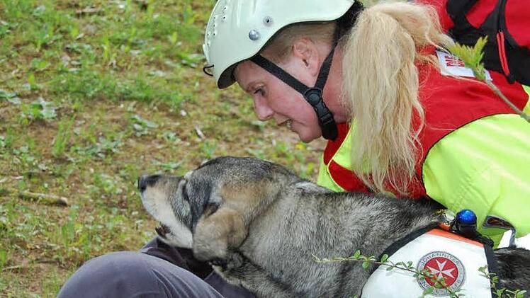 Rettungshündin Sammy und Hundeführerin Dietlinde Jörg haben die "verletzte" Sandra Mentzel gefunden. Die Übung fand in Nüdlingen statt. Fotos: Sigismund von Dobschütz