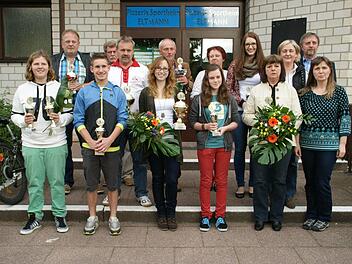 Die besten in den Einzelwettbewerben mit Abteilungsleiterin Ronda Flemming (rechts) und Drittem Bürgermeister Peter Klein (dahinter). Foto: Sabine Weinbeer