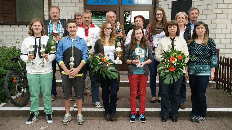 Die besten in den Einzelwettbewerben mit Abteilungsleiterin Ronda Flemming (rechts) und Drittem Bürgermeister Peter Klein (dahinter). Foto: Sabine Weinbeer