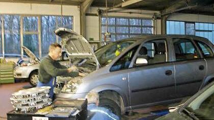 Horst Friedrich und Herr Zethmeier machen in der Werktstatt alle Autos wieder fahrtüchtig. Foto: privat