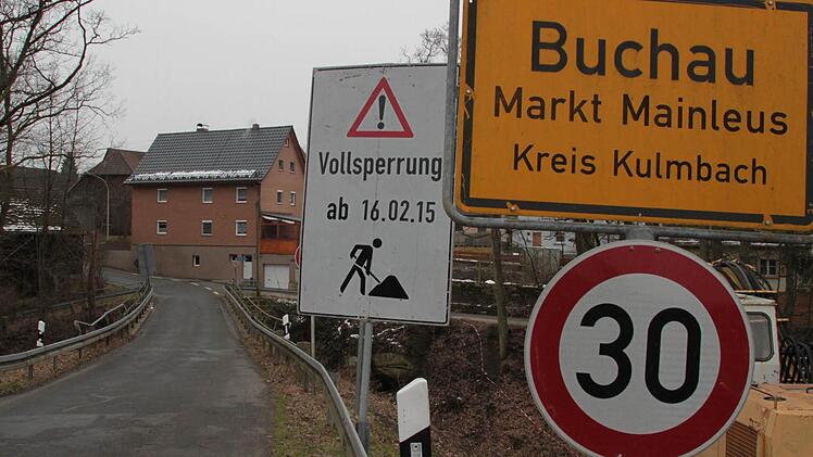 Die Brücke in Buchau wird abgerissen. Foto: Jürgen Gärtner