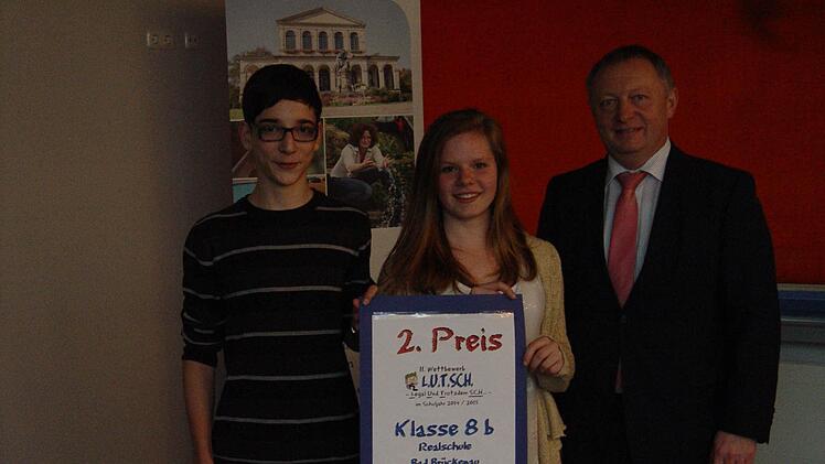 2. Preis: "Alkohol und soziale Netzwerke", Realschule Bad Brückenau, Klasse 8b, Lea Beck und Noah Kuhn stellten Projekt vor. Es gratulierte Landrat Thomas Bold. Foto: Brigitta Kempe-Wolf