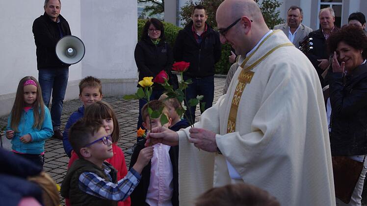 Die Kindergarten-Kinder hießen Pfarradministrator Sven Raube willkommen. Foto: Heike Schülein