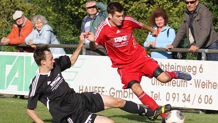 Trotz mehrere Verletzungen zeigt Philipp Nagengast (schwarz) beim Fußball nach wie vor vollen Einsatz. Da auch einige Mitspieler wieder fit sind, plant er mit der DJK Weingarts eine gute Rückrunde.  Foto: Sebastian Baumann