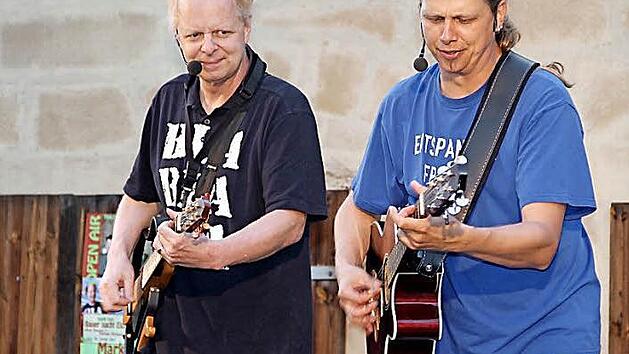 Atze Bauer (links) und Stefan Eichner begeisterten das Publikum im Markthof am Samstag.  Fotos: Gerda V&ouml;lk