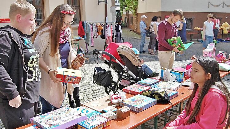 Während Lorenz (11) aus Kleinbrach das Gespräch mit den Kunden führt, wacht Freundin Selina (10) aus Hausen über die Kasse. Foto: Sigismund von Dobschütz