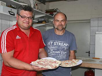 Matthias Gößwein (rotes Shirt) und Thomas Amon verarbeiten während des Weinfestes insgesamt 16 Kilogramm Teig zu ungefähr 90 bis 100 Flammkuchen.  Foto: Sylvia Hubele