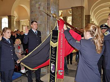 Zwei weibliche und zwei männliche Polizeianwärter sprachen als Fahnenabordnung mit ihren Kameraden den Eid. Fotos: Sigismund von Dobschütz
