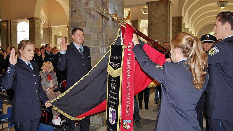 Zwei weibliche und zwei männliche Polizeianwärter sprachen als Fahnenabordnung mit ihren Kameraden den Eid. Fotos: Sigismund von Dobschütz