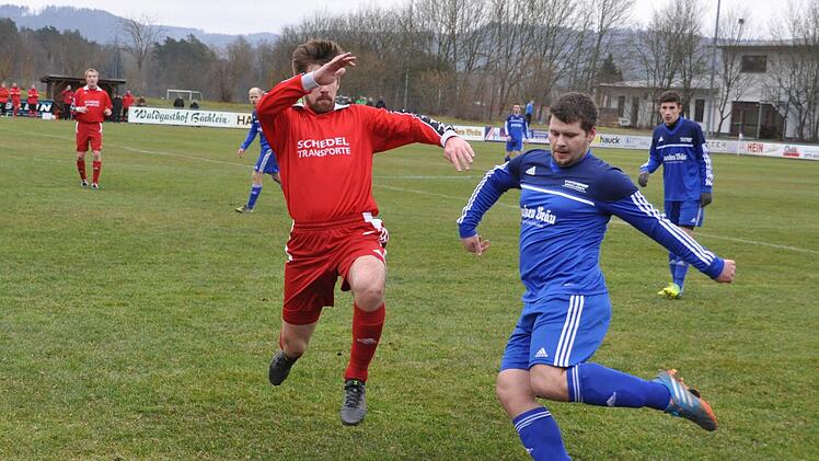 Matthias Dötschel (rechts) führte den FC Mitwitz II als Spielertrainer zur Meisterschaft in der Kreisklasse 1.  Foto: Heinrich Weiß/Archiv