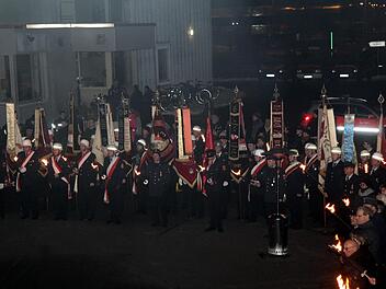 Die Feuerwehr hat Aufstellung genommen.  Fotos: Richard Sänger