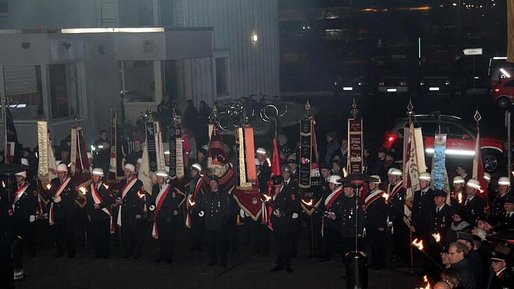 Die Feuerwehr hat Aufstellung genommen.  Fotos: Richard Sänger