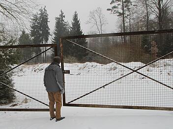 Auf seinen Spaziergängen kommt Berthold Richter regelmäßig an der Erdaushubdeponie vorbei. Sie liegt an einem Waldweg nahe bei Roßbach. Foto: Ulrike Müller