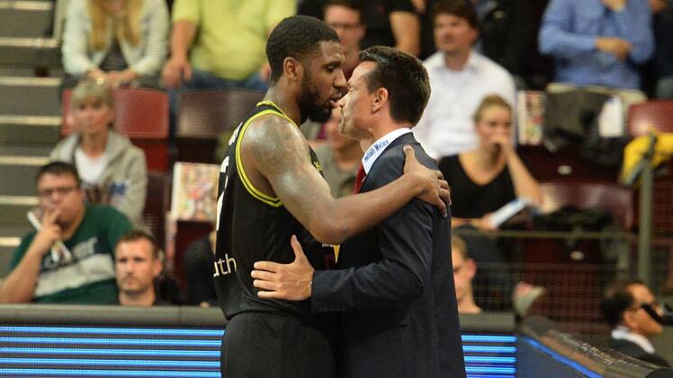 Bleiben Medi Bayreuth weiter erhalten: Power Forward De'Mon Brooks (links) und Trainer Raoul Korner.