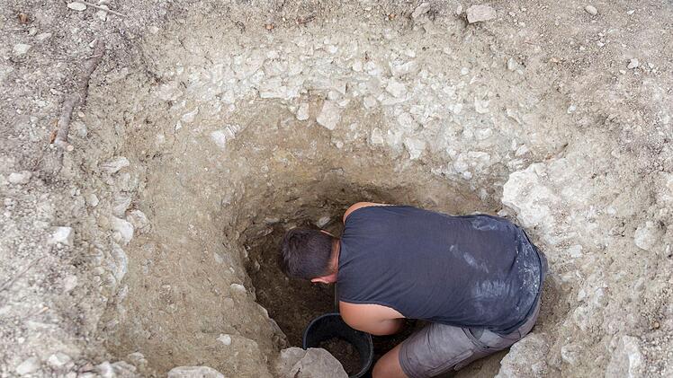 1,50 Meter tief waren die Löcher, in den die Pfosten für das Tor steckten. Foto: Stephan Großmann