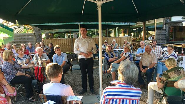 Sandro Kirchner stand Rede und Antwort beim Neub&uuml;rgerstammtisch auf der Terrasse des Restaurants Sinnberg. Foto: Anita Schmitt