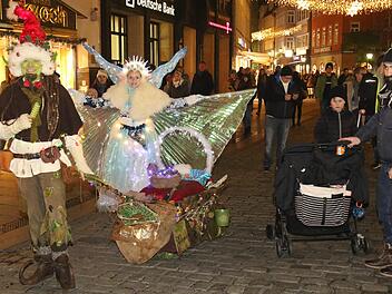 Weihnachtstroll und Schneeelfe zogen durch die Stadt.   Michael Stelzner
