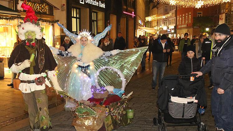 Weihnachtstroll und Schneeelfe zogen durch die Stadt.   Michael Stelzner