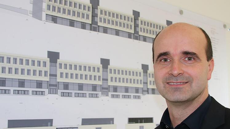 Andreas Fuchs vor den Plänen seines aktuell größten Projektes: Rund 30 Millionen Euro investieren Landkreis und Caritas in den Neubau des Berufsbildungszentrums Münnerstadt. Fuchs und seine Kollegen betreuen den Neubau.Ralf Ruppert