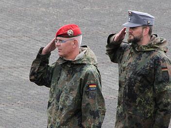 Übergabeappell in der Rhönkaserne: Oberstleutnant Kai Schulze löst Major Gordon Stütz als Kommandant des Truppenübungsplatzes Wildflecken ab. Foto: Ulrike Müller