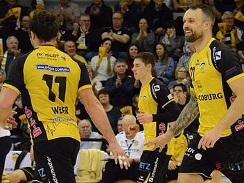 Zufriedene Gesichter beim HSC: Während Trainer Jan Gorr (links) an der Seitenlinie Beifall klatscht und Co-Trainer Ralf Baucke fleißig die Statistik ausfüllt (sitzend auf der Bank), freuen sich Sebastian Weber (Nummer 11), Maximilian Jaeger und Florian Billek (rechts) über einen Treffer.