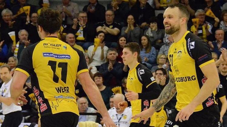 Zufriedene Gesichter beim HSC: Während Trainer Jan Gorr (links) an der Seitenlinie Beifall klatscht und Co-Trainer Ralf Baucke fleißig die Statistik ausfüllt (sitzend auf der Bank), freuen sich Sebastian Weber (Nummer 11), Maximilian Jaeger und Florian Billek (rechts) über einen Treffer.