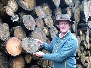 Forstwirtschaftsmeister Norbert Seitz zeigt an einer Holzscheibe den Unterschied zwischen Trocken- und Nassholz.  Fotos: Lothar Weidner