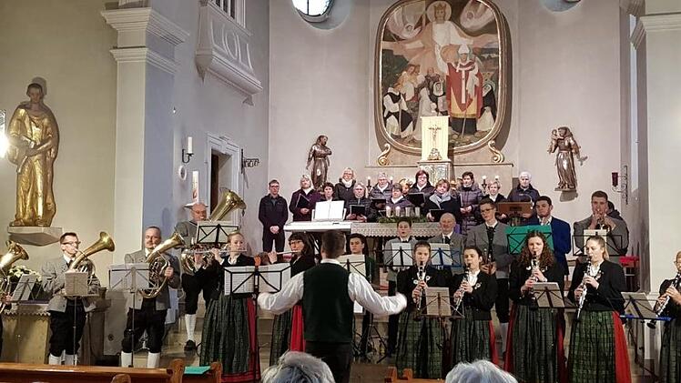 Der Musikverein und die Frauenschola des Obst- und Gartenbauvereins begeisterten im vergangenen Jahr mit einem Weihnachtskonzert in der Dorfkirche von Frankenbrunn.  Foto: Georg Münch/Archiv