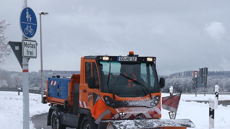 Die R&auml;umfahrzeugen waren am Wochenende im Dauereinsatz. - Foto: Michael Stelzner