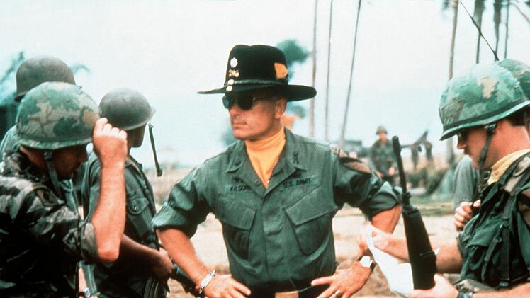 Wahnsinn mitten im Krieg und eine der heftigstens Szenen des Films: Der selbstherrliche Colonel Kilgore (Robert Duvall, Mitte) l&auml;sst ein komplettes vietnamesisches Dorf &uuml;berfallen und ausradieren, weil er an einem hart umk&auml;mpften Strand gefahrlos surfen m&ouml;chte.
