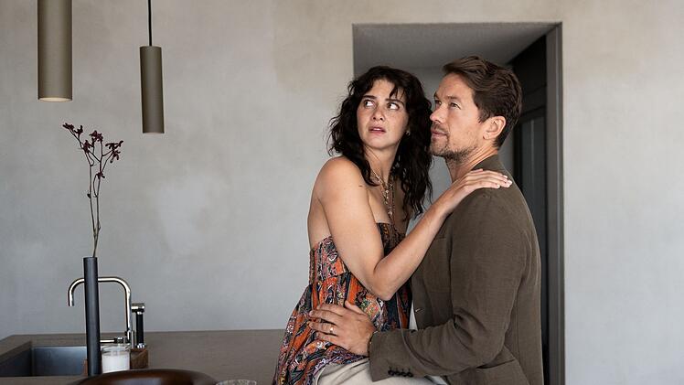 Adam (Jakob Oftebro) und Scarlett (Emma Appleton) entdecken in ihrem Ferienhaus eine &Uuml;berwachungskamera in der K&uuml;che. Haben Carl und Helene sie angebracht, um sie zu beobachten?