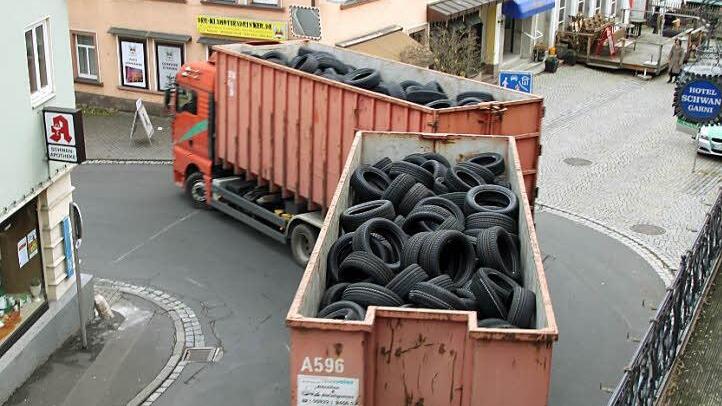 Egal wie lang und wie schwer: Was  sonst auf der Autobahn vorbeirauscht, musste durchs Nadelöhr hindurch.