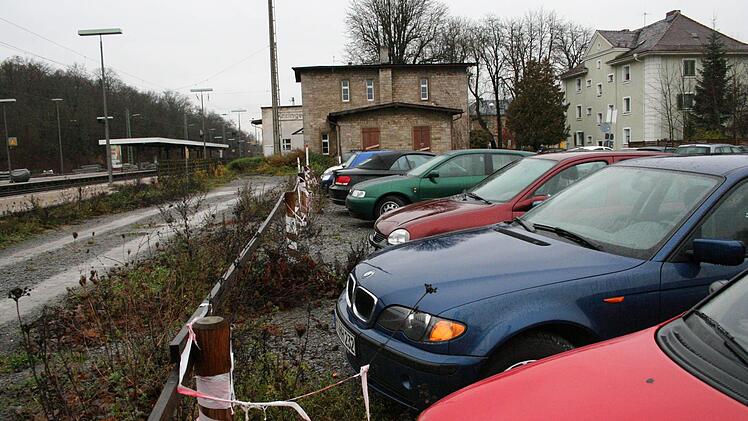50 Stellplätze gibt es im Süden des Bahnhofs. Insgesamt will die Stadt bis zu 200 Stellplätze bauen.