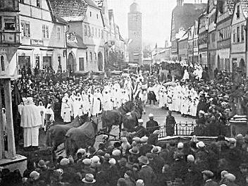 Tausende waren auf den Beinen, als der Turnverein 1932 eine Karawane von Beduinen über den Marktplatz ziehen ließ. Viele der Wüstenbewohner kamen damals hoch zu Ross. Fotos: privat/Archiv