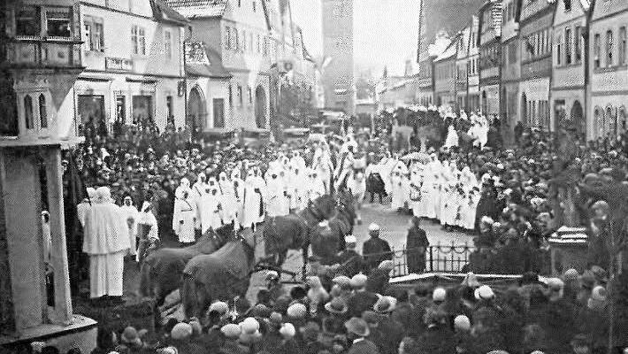 Tausende waren auf den Beinen, als der Turnverein 1932 eine Karawane von Beduinen über den Marktplatz ziehen ließ. Viele der Wüstenbewohner kamen damals hoch zu Ross. Fotos: privat/Archiv