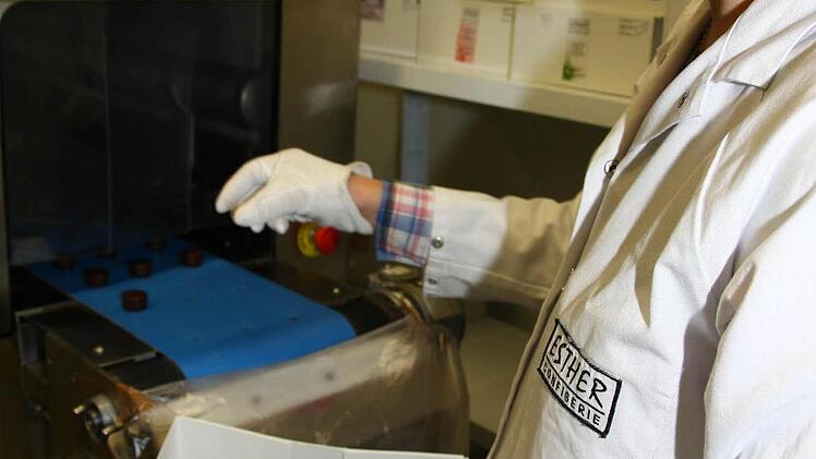 Olga Sartison verpackt die fertigen Pralinen.