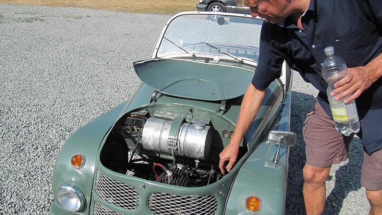 Antonius Pelle macht am Motor seines Kleinschnittgers technischen Dienst