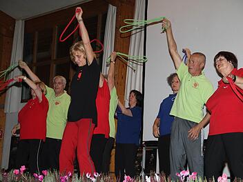 Die von Petra Ernst geleitete Herzsportgruppe zeigte gymnastische Übungen für mehr Fitness. Foto: Gerda Völk