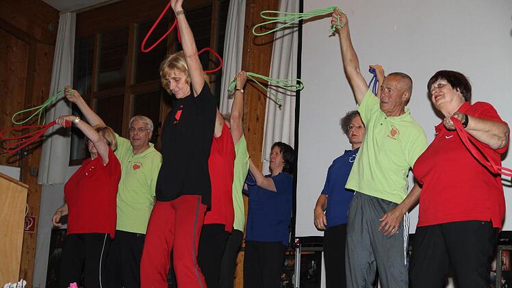Die von Petra Ernst geleitete Herzsportgruppe zeigte gymnastische Übungen für mehr Fitness. Foto: Gerda Völk