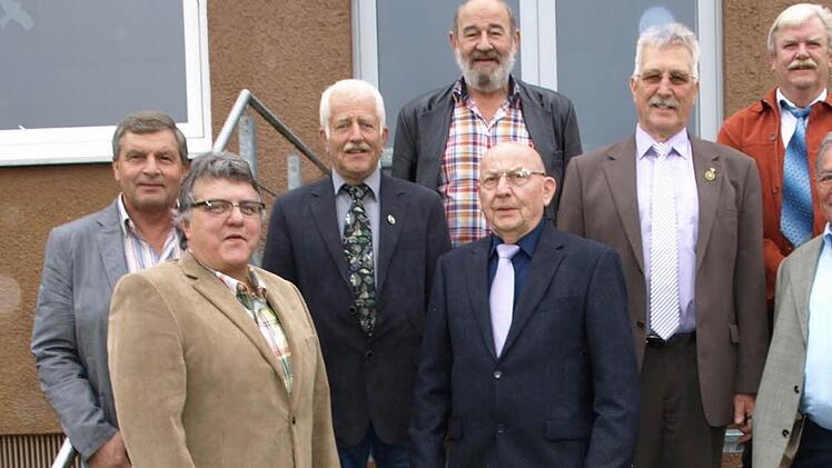 Neuwahl: Der Vorstand der BGS-Kameradschaft Oerlenbach (von links) Paul Semsch, Roland Lutz, Dietmar Bohlender, Karlheinz Zenglein, Helmut Morper, Dieter Ott und Roland Seufert . Rechts Jörg Peschel, der die Kameradschaft 30 Jahr lang anführte.  Foto: Stefan Geiger