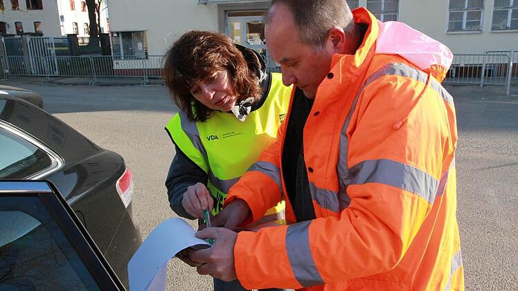 Klaus Hummel weist eine Verkehrshelferin für den Nachmittag ein. Foto: Matthias Erlwein