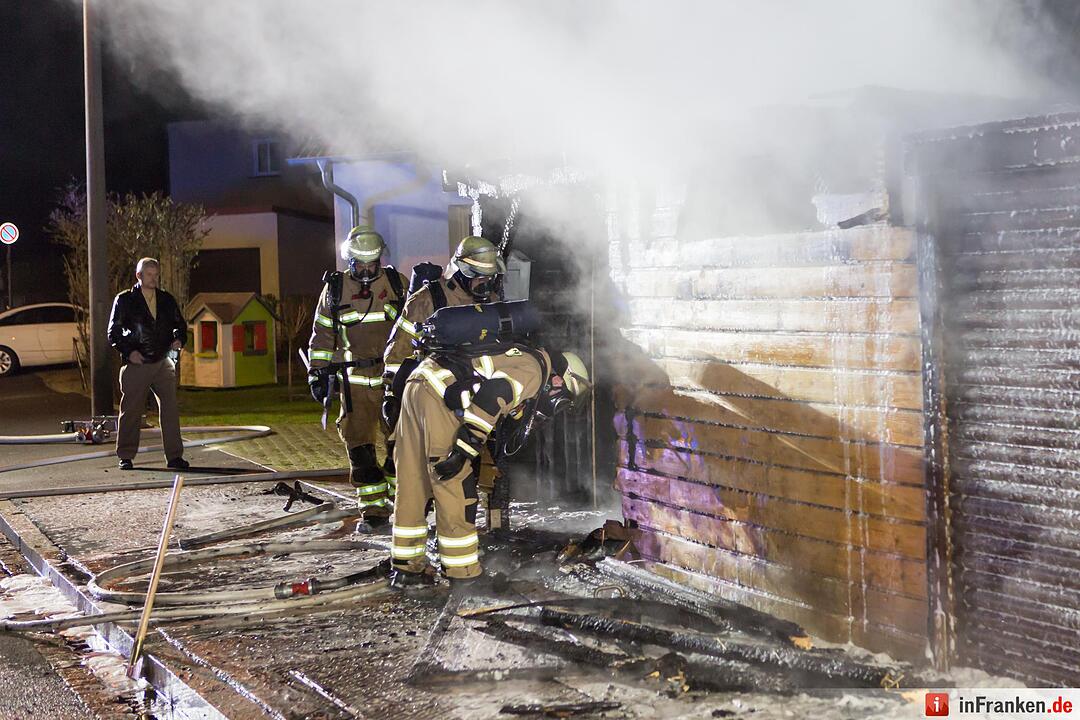 Unterfarrnbach: Materialschuppen in Flammen